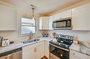 < 3 Mi to Dtwn: Modern Cottage in Greenville!