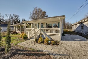 < 3 Mi to Dtwn: Modern Cottage in Greenville!