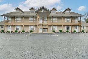 Near Golf & Table Rock Lake: Condo w/ Pool Access