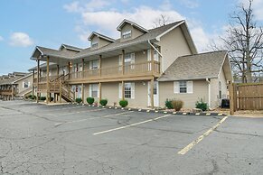 Near Golf & Table Rock Lake: Condo w/ Pool Access