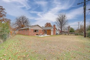 6 Mi to Dtwn: Dog-friendly Home w/ Yard in Tulsa