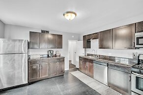 The Loft 3BR Apartment with Scenic Deck