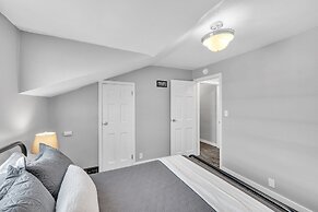 The Loft 3BR Apartment with Scenic Deck