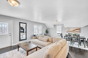 The Loft 3BR Apartment with Scenic Deck