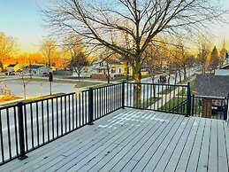 The Loft 3BR Apartment with Scenic Deck