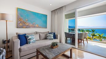 Oceanfront 1BR with Balcony & Pool