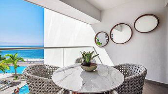 Oceanfront 1BR with Balcony & Pool