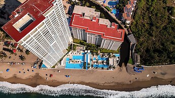 Oceanfront 1BR with Balcony & Pool