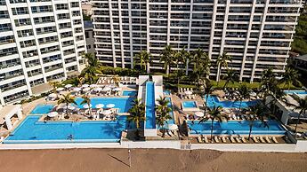 Oceanfront 1BR with Balcony & Pool