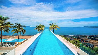 Oceanfront 1BR with Balcony & Pool