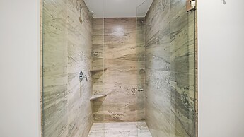 Oceanfront 1BR with Balcony & Pool