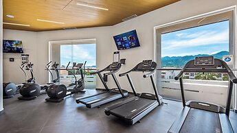 Oceanfront 1BR with Balcony & Pool