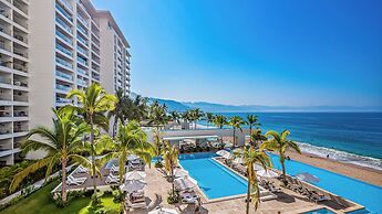 Oceanfront 1BR with Balcony & Pool