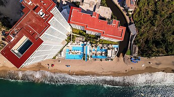 Oceanfront 1BR with Balcony & Pool