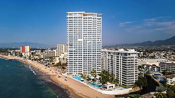 Oceanfront 1BR with Balcony & Pool