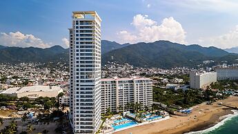 Oceanfront 1BR with Balcony & Pool