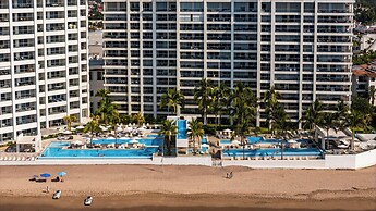 Oceanfront 1BR with Balcony & Pool