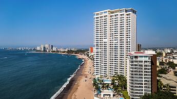 Oceanfront 1BR with Balcony & Pool