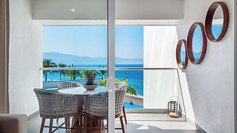 Oceanfront 1BR with Balcony & Pool