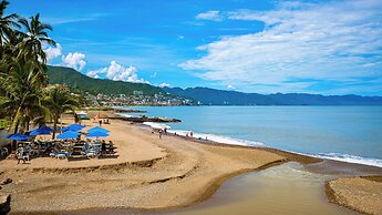 Oceanfront 1BR with Balcony & Pool