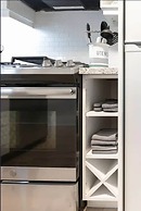 Casa Queen East - Modern 2BR Suite