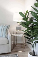 Casa Queen East - Modern 2BR Suite