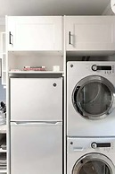 Casa Queen East - Modern 2BR Suite