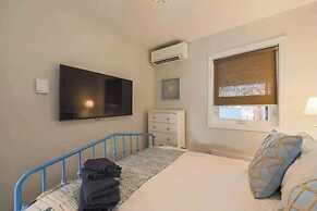 Casa Queen East - Modern 2BR Suite