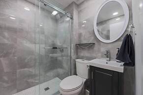 Casa Queen East - Modern 2BR Suite