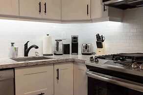 Casa Queen East - Modern 2BR Suite