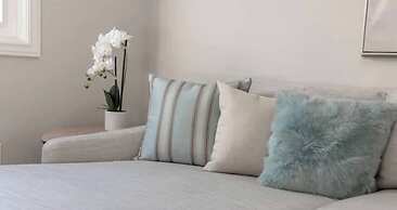 Casa Queen East - Modern 2BR Suite