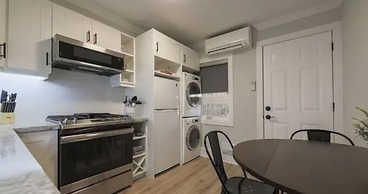 Casa Queen East - Modern 2BR Suite