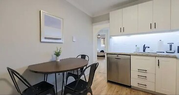Casa Queen East - Modern 2BR Suite