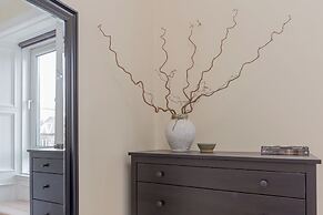 Edinburgh Castle Views Stylish 2BD Flat Sleeps 4