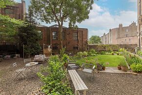 Edinburgh Castle Views Stylish 2BD Flat Sleeps 4