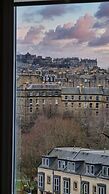 Edinburgh Castle Views Stylish 2BD Flat Sleeps 4