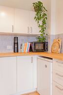 Edinburgh Castle Views Stylish 2BD Flat Sleeps 4