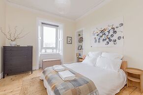 Edinburgh Castle Views Stylish 2BD Flat Sleeps 4
