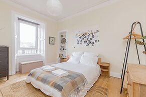 Edinburgh Castle Views Stylish 2BD Flat Sleeps 4