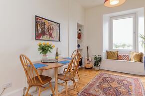 Edinburgh Castle Views Stylish 2BD Flat Sleeps 4