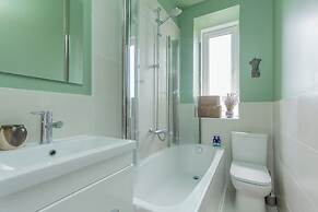 Edinburgh Castle Views Stylish 2BD Flat Sleeps 4