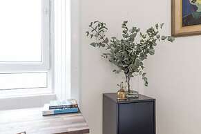 Edinburgh Castle Views Stylish 2BD Flat Sleeps 4