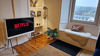 Edinburgh Castle Views Stylish 2BD Flat Sleeps 4