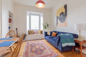 Edinburgh Castle Views Stylish 2BD Flat Sleeps 4