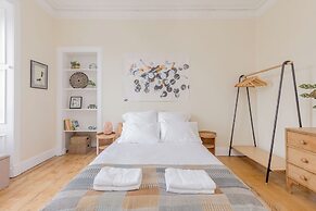 Edinburgh Castle Views Stylish 2BD Flat Sleeps 4