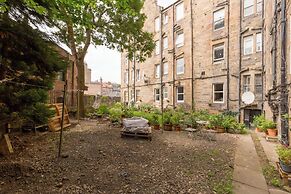 Edinburgh Castle Views Stylish 2BD Flat Sleeps 4