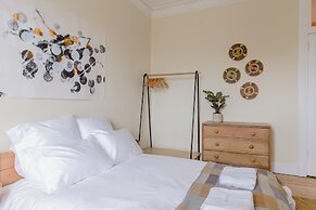 Edinburgh Castle Views Stylish 2BD Flat Sleeps 4