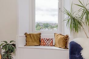 Edinburgh Castle Views Stylish 2BD Flat Sleeps 4