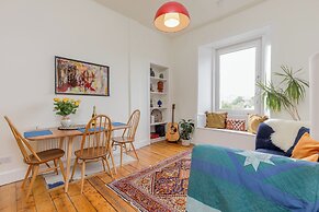 Edinburgh Castle Views Stylish 2BD Flat Sleeps 4
