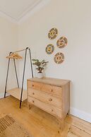 Edinburgh Castle Views Stylish 2BD Flat Sleeps 4